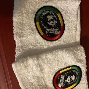 (2) statement hand towels